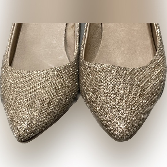 Le Chateau ‘Moda Reflex’ Gold Heels - Picture 4 of 16